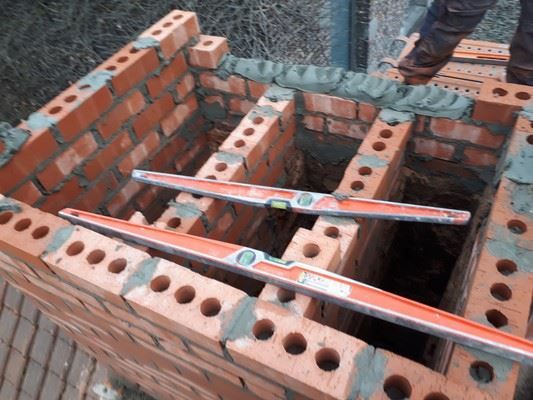 Construction d'une nouvelle cheminée à Mons