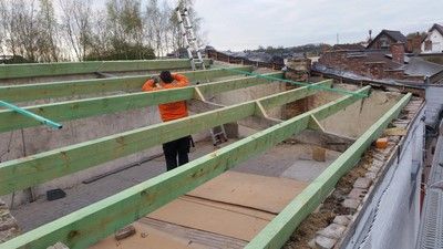 Rénovation en cours d'une toiture à Mons