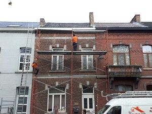 Installation de l’échafaudage pour la rénovation d'une toiture à Mons