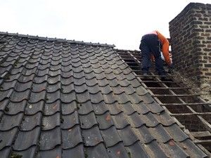 Rénovation d'une toiture en cours à Mons