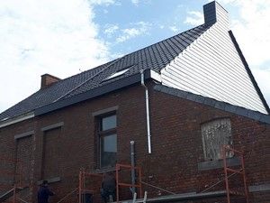 Vue d'ensemble de la toiture et de la cheminée rénovées