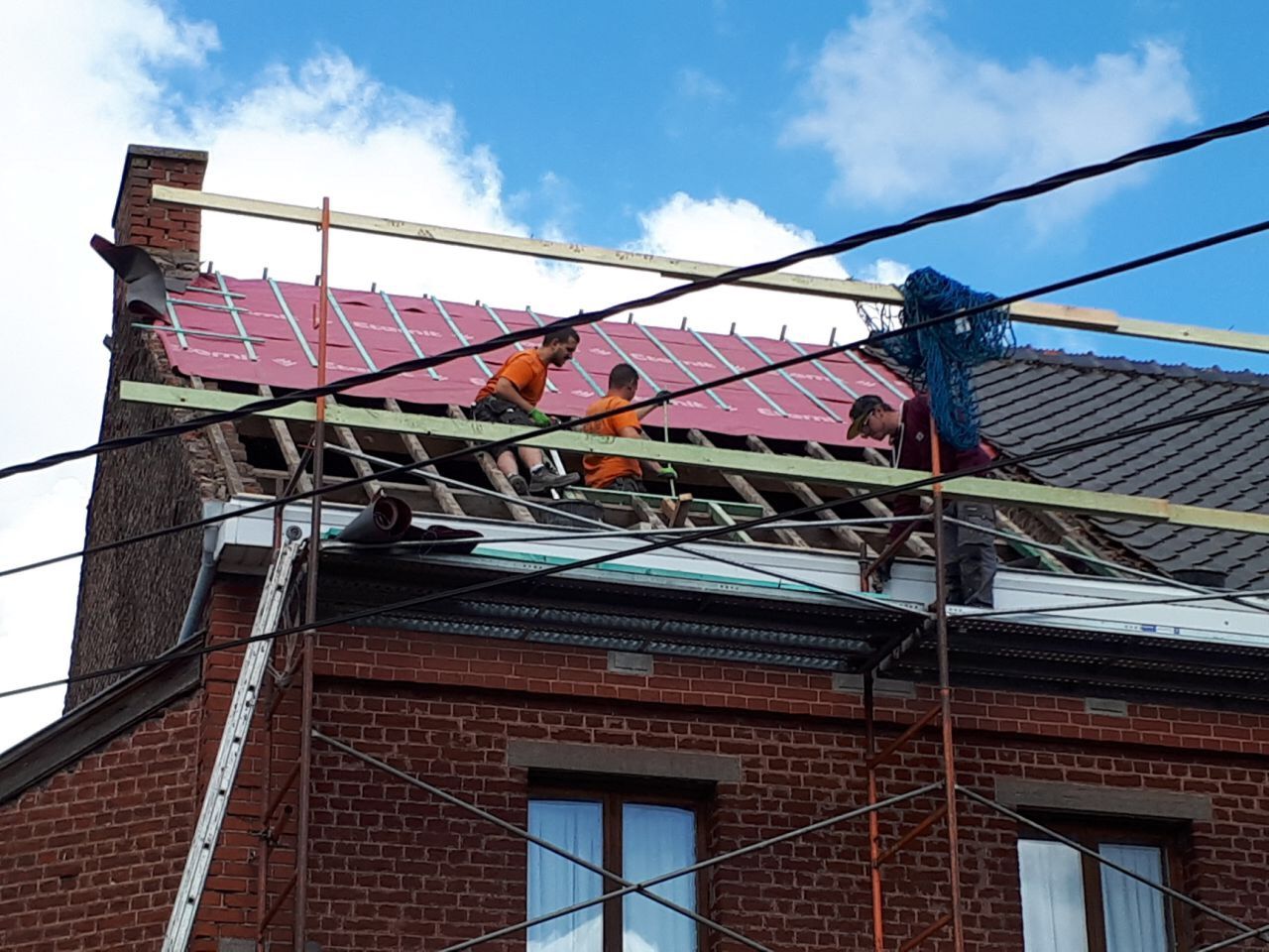 Chape et toiture en cours de rénovation à Mons